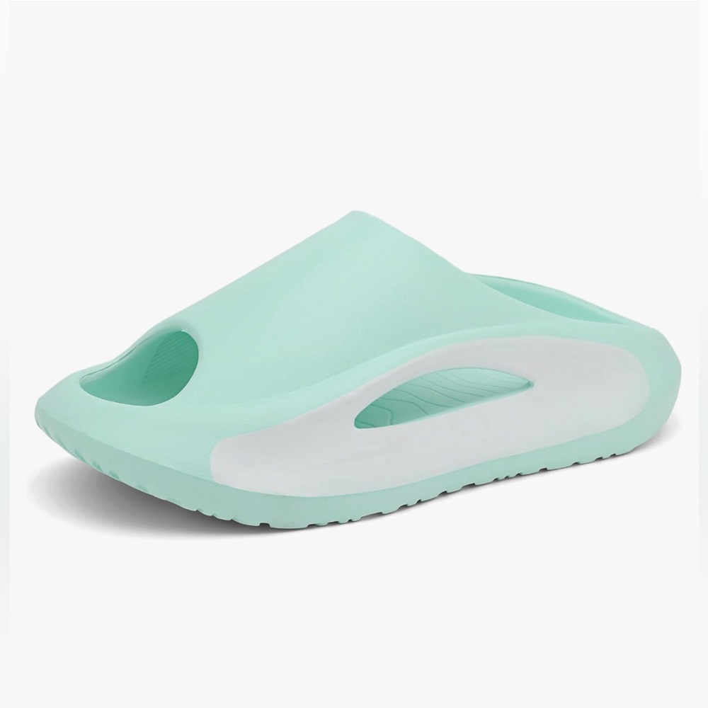 NWOT. Comfortable Ice Green Swim / Walking Puffy Sandals. Size 8.5 - 9.